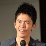 武井壮さんがマイクを持つ